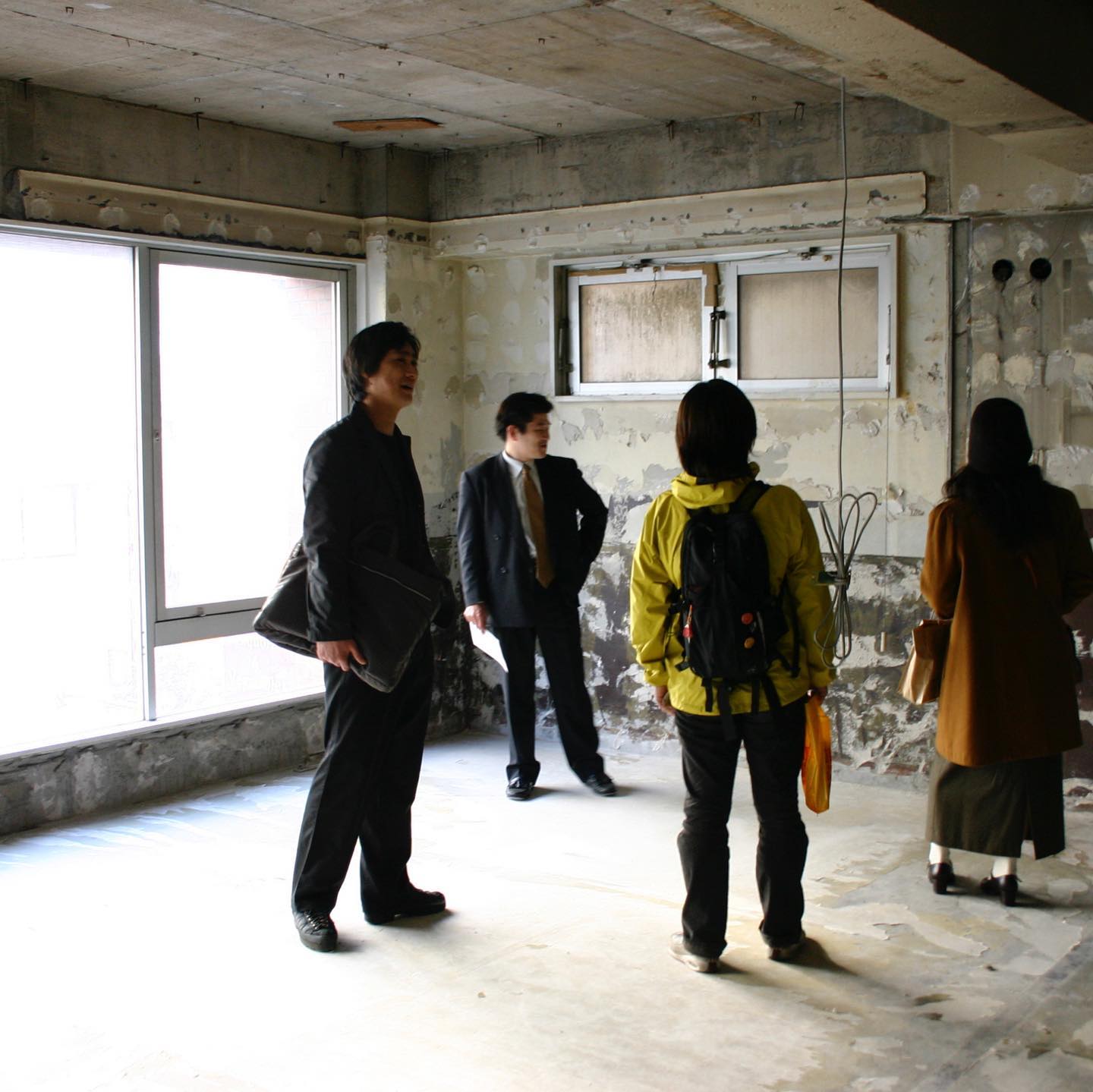 さてとただいま展示中は建築家加藤幸彦さんの「窓の景」…ワタクシドモとはお店に自宅リフォームと二度タッグを組んでのあれこれをたくさんおしゃべりもしますよ！と、11月4日（月）の振替休日にトークイベントも開催！予約受付中！（お）