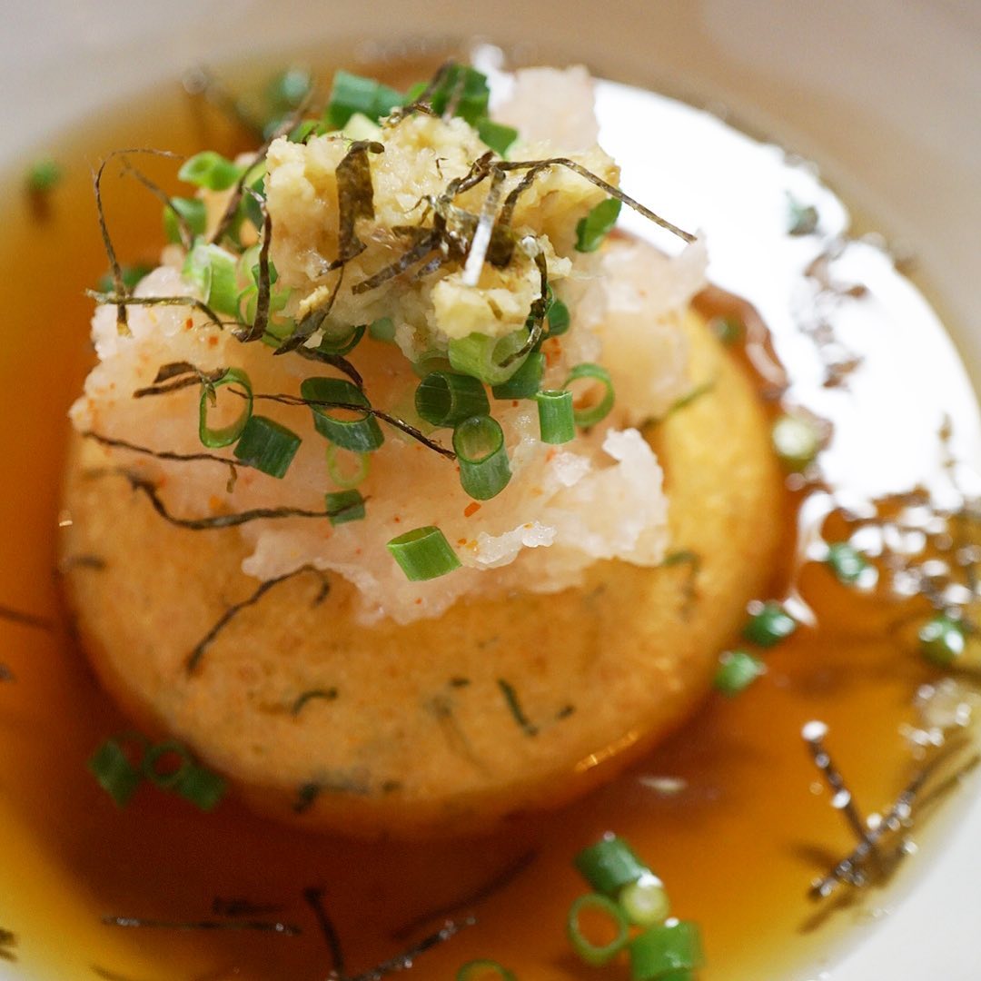 ダメ押しは定番！自家製がんもは揚げだしで！まずはなにより揚げたてあつあつのがんものおいしさ！そのままさっくり出汁に揚げだしでいただきます！地味だけれどなにげに人気の一品ですよ！（お）