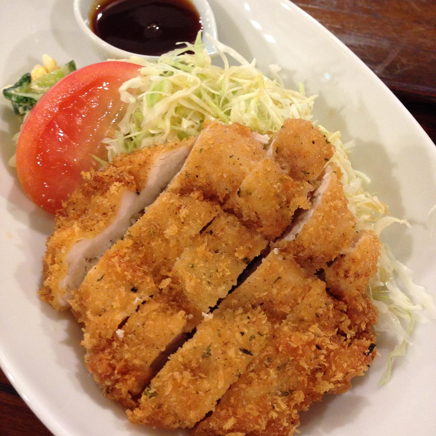 今日のまかないは「チキンカツ ハーブ風味定食」です。
お腹空いていたのでチキンカツがっつりいただきました。今夜は店長に教わったやり方でかき揚げを作ります。(い)