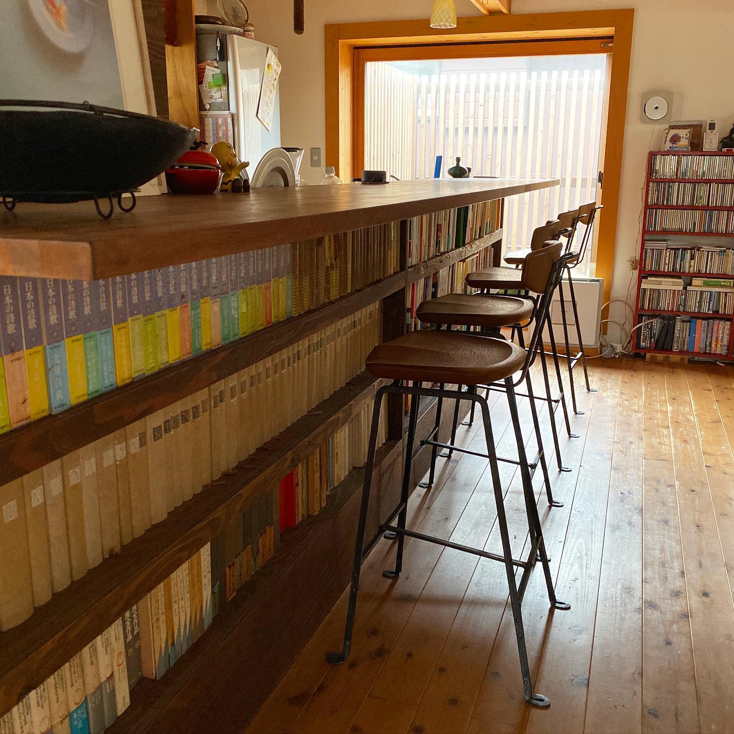 自宅のキッチンカウンター。
この自宅がどんなふうにできたのか？
建築家と家を作る、そのコミュニケーションと仕事について語り合うイベント、やります。11月4日（振替休日の月曜日）
まだお席に余裕あり！

https://www.open-g.net/2019/お知らせ/トークイベント.html