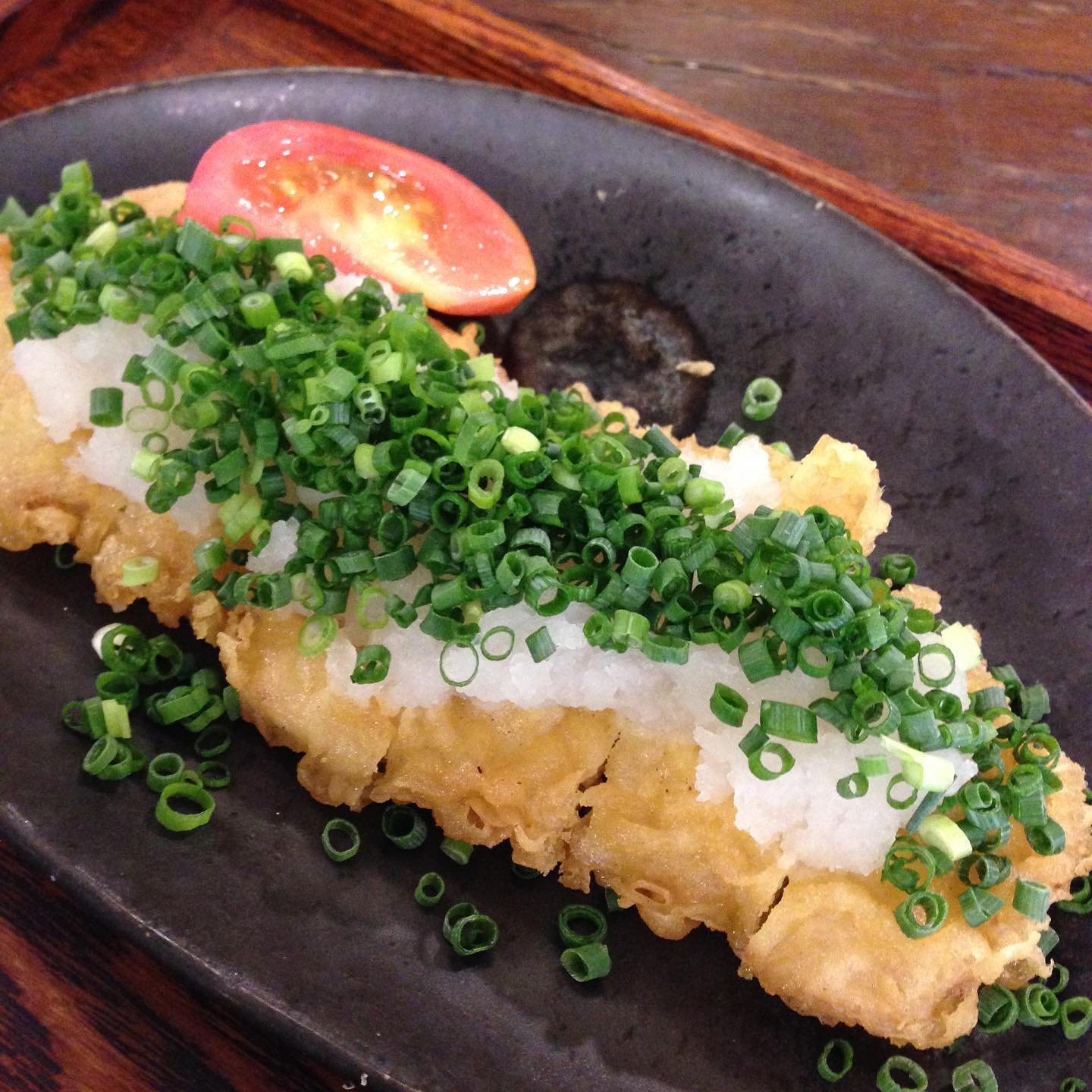 今日のまかないは「ねぎとん定食」です。
今日から消費税が上がりましたね。私も何となく洗濯洗剤や化粧品など買いだめしました。9月末は何度「増税前に…」と言ったことか…(い)