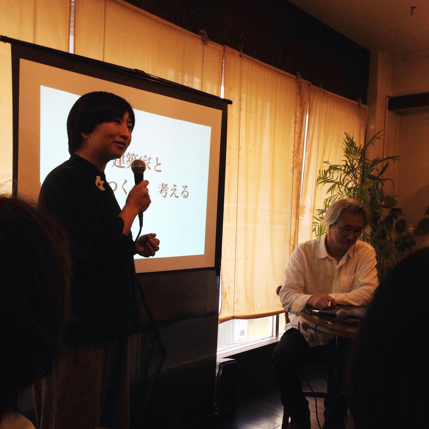 11月4日、当店で開催されたトークイベント「建築家と 家をつくる、考える」の様子です。これから一生幸せに暮らすために家をリフォーム。そして家が街をつくるお話。建築家の加藤さんと店長、okayanの遊び心やブレない熱い思いが伝わってきて、あっという間の時間でした。家をつくるって幸せをつくることなんだなと改めて思いました。
年内加藤さんの作られた家のパネルを展示しております。みなさんお食事がてらご覧くださいね。(うめ)