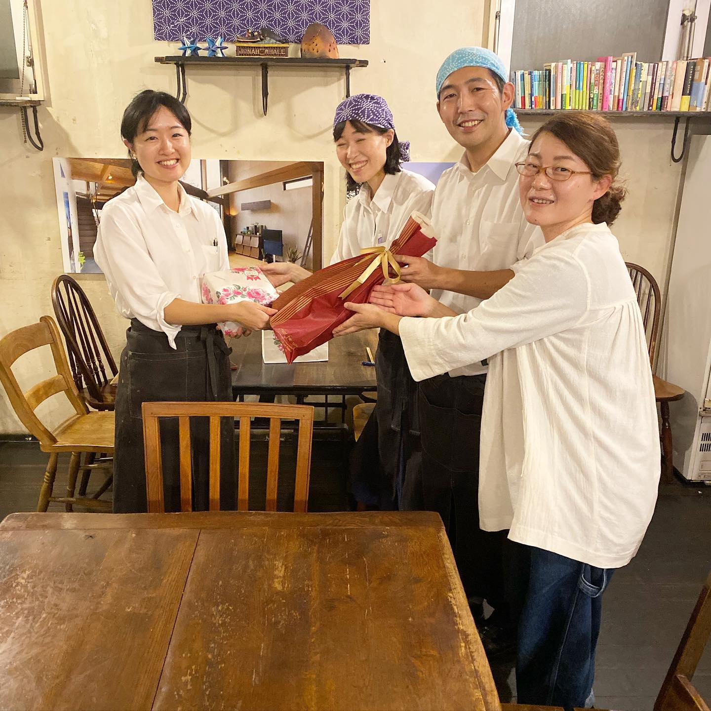 さて、11月9日はキッチンスタッフぐらのお誕生日でした。炒め物修行を始めようかという今日このごろ、家にあったら良いよね！と、なんと全スタッフが協力しあって中華鍋をプレゼント！そしてポーランド製の可愛いティポット！愛されてますな、ぐら。ワタクシたちオーナー夫妻からは布団乾燥機(^^)をプレゼント。これからの季節重宝するからね！そして、オマケに店長ミヤザキからおさがりのすり鉢その他のセットをプレゼント。盛りだくさんで良い誕生日でしたね！これからもバリバリ精進せいよ！おめでとう！（麻）