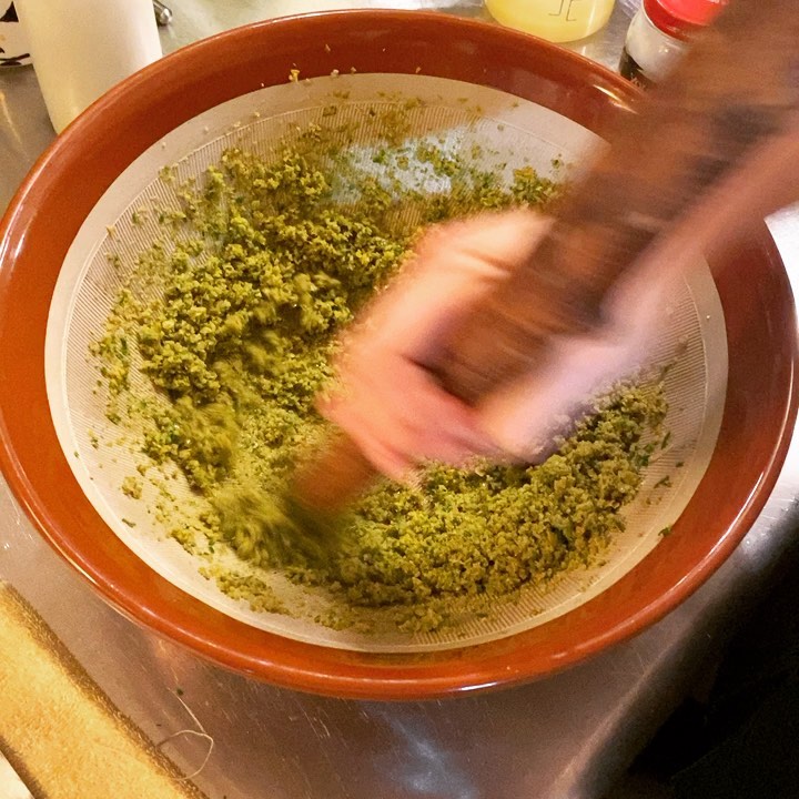 三鷹産の柚子を手に入れたので、柚子胡椒を作っております…初のココロミ！思ったよりも量ができないので、クリスマスディナーに使おうかな…と考え中。まだメニュー決まってないですが！！
今年のクリスマスディナーは、12月23日から25日の3日間になりそうです。23日月曜日は夜だけ営業。基本的にはご予約のみ受付の予定です！ど平日ですので、日程調整して来ていただけると嬉しいです！（麻）