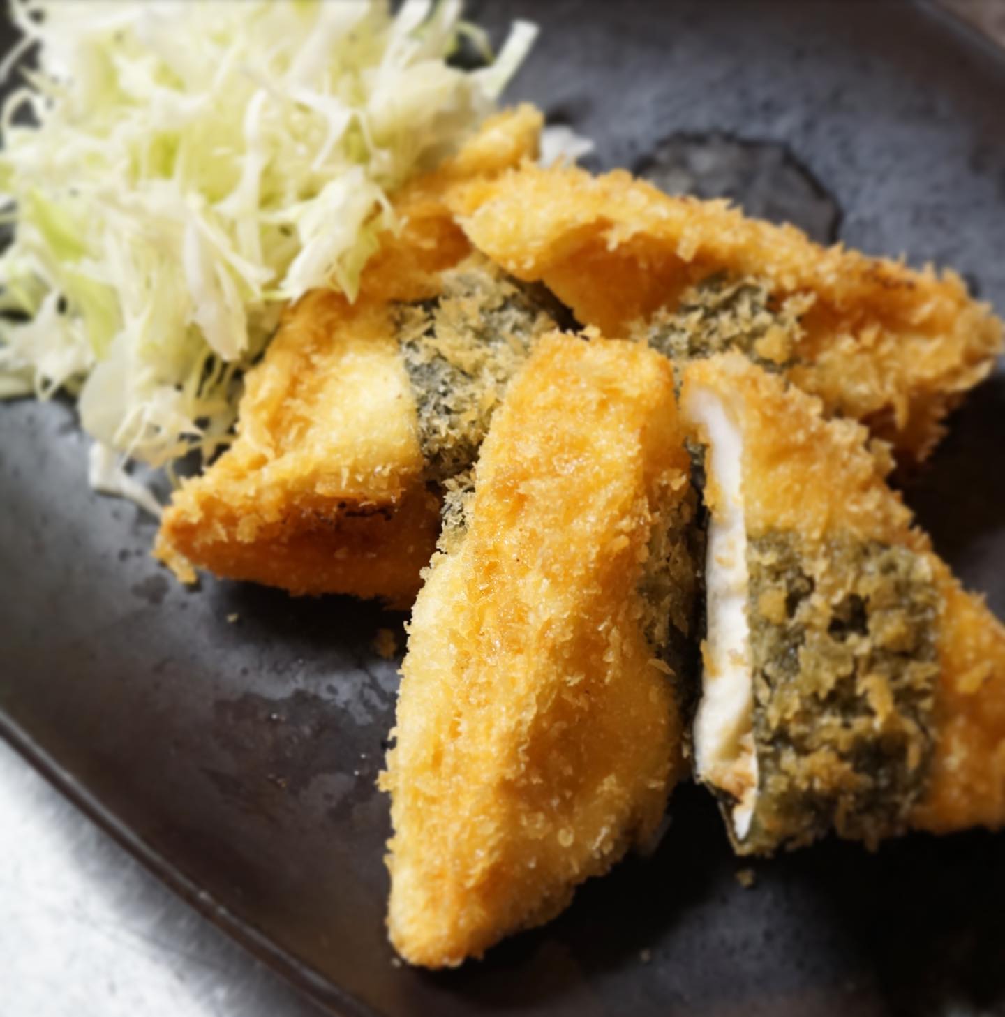 リトスタＢ級？グルメ新メニュー！！昨日は中身をお見せしました、射込みはんぺんフライ！
中に詰めたのはとろけるチーズと、ピリ辛蓮根味噌そぼろ。海苔で蓋をしてフライにします。実ははんぺん、というか練り物大好き店長ミヤザキ。こういうのツマミにびいる！ってのが最高なんですよ、ええ。（麻）