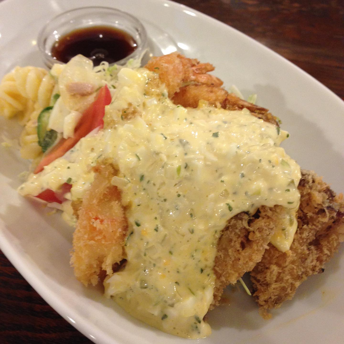 今日のまかないは「エビフライときのこフライ定食」です。
昨日、早めに寝たら今朝は5:30に目が覚めてしまいました。もっと寝たかったけど余裕がある朝はいいもんですね。(い)