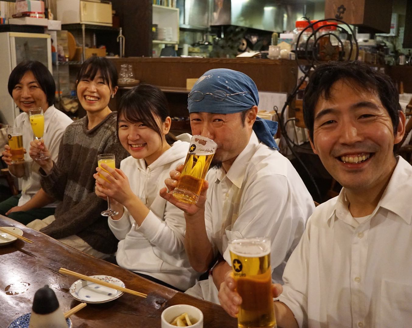 というわけで今年もお世話になりました！閉店後もわざわざ残って下さったお客さんもご一緒にお疲れ様の乾杯はみんなでこの笑顔！（笑）やった、やるだけのことはやったよ今年も！ありがとう！（お）