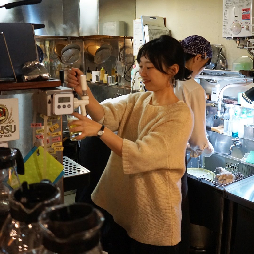 さてと昨日深夜は仕事納めの仕事上がり！飛び入りで駆けつけてくれた元スタッフのなほさんがみんなのために久しぶりにビールを注いでくれましたよ！（お）