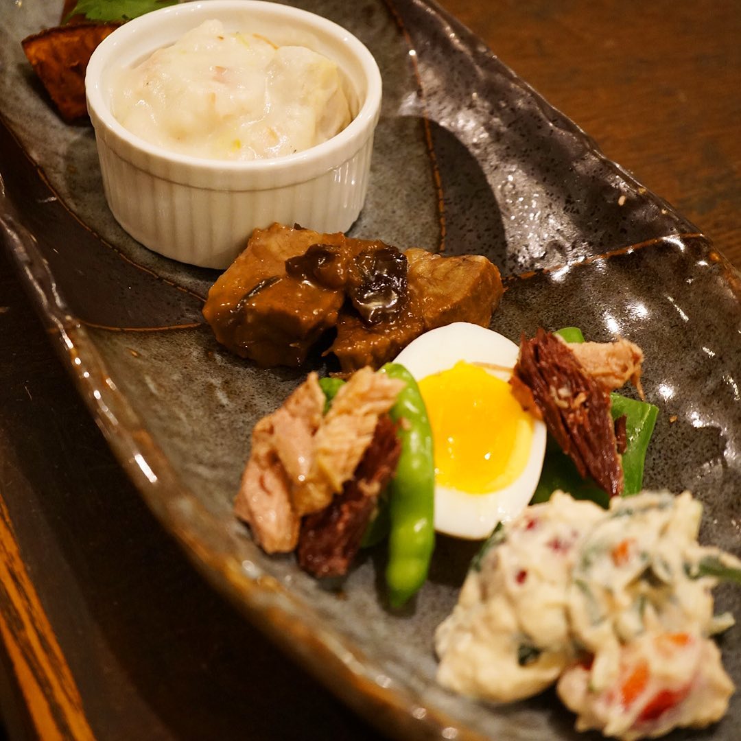 さてと今週末初登場は「クリスマスちょこもり」！手前からいちごと春菊の白あえ、半熟玉子と自家製ツナのサラダ、ポットロースト、ココット皿が里芋とベーコン、長ねぎのゴルゴンゾーラグラタンそしてその奥に隠れてるのがかぼちゃのスパイスマリネ！もちろん今夜限り！お見逃しなく！（お）