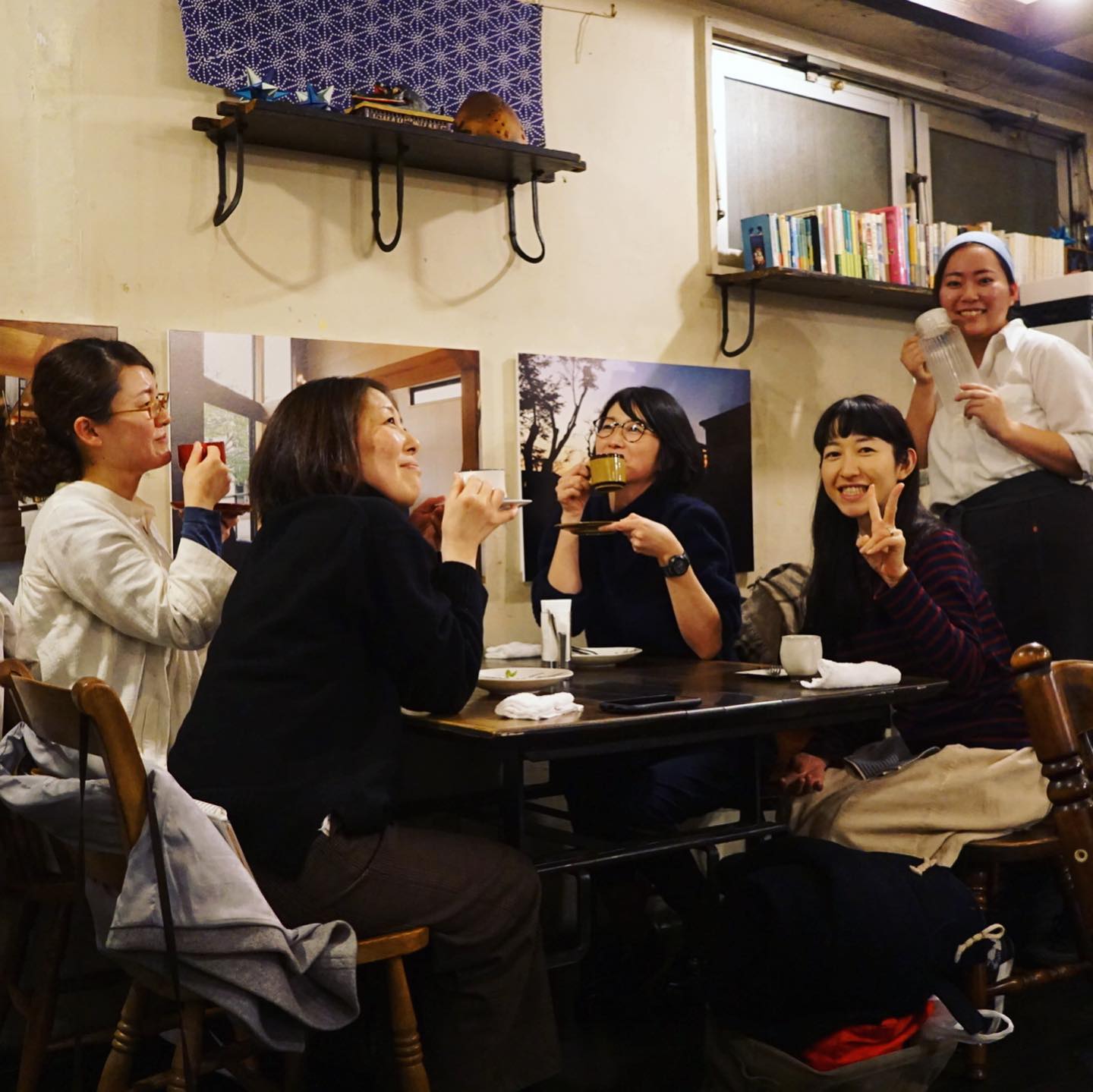 あれれれこの構図は？日曜の夜じゃないよ土曜だよ！と当店妙齢ホールスタッフみなさん大集合は名付けて「三鷹マダムの会」！（笑）ナカヨキコトハウツクシキカナ！ご来店感謝（笑）（お）