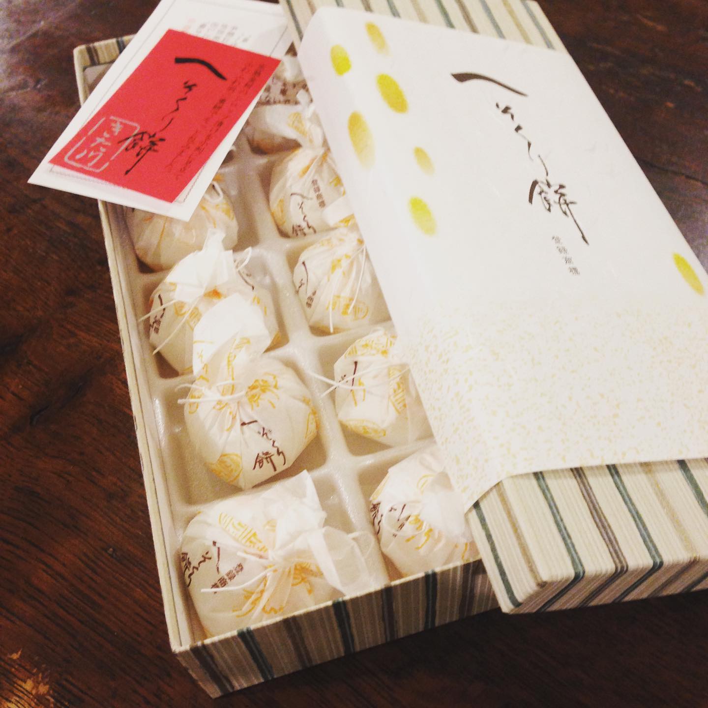 ナベさんから差し入れをいただきました。その名もへそくり餅。きんかんのシロップ煮を羽二重餅で包んだ和菓子だそうです。こっそりと？いただきまーす！(に)