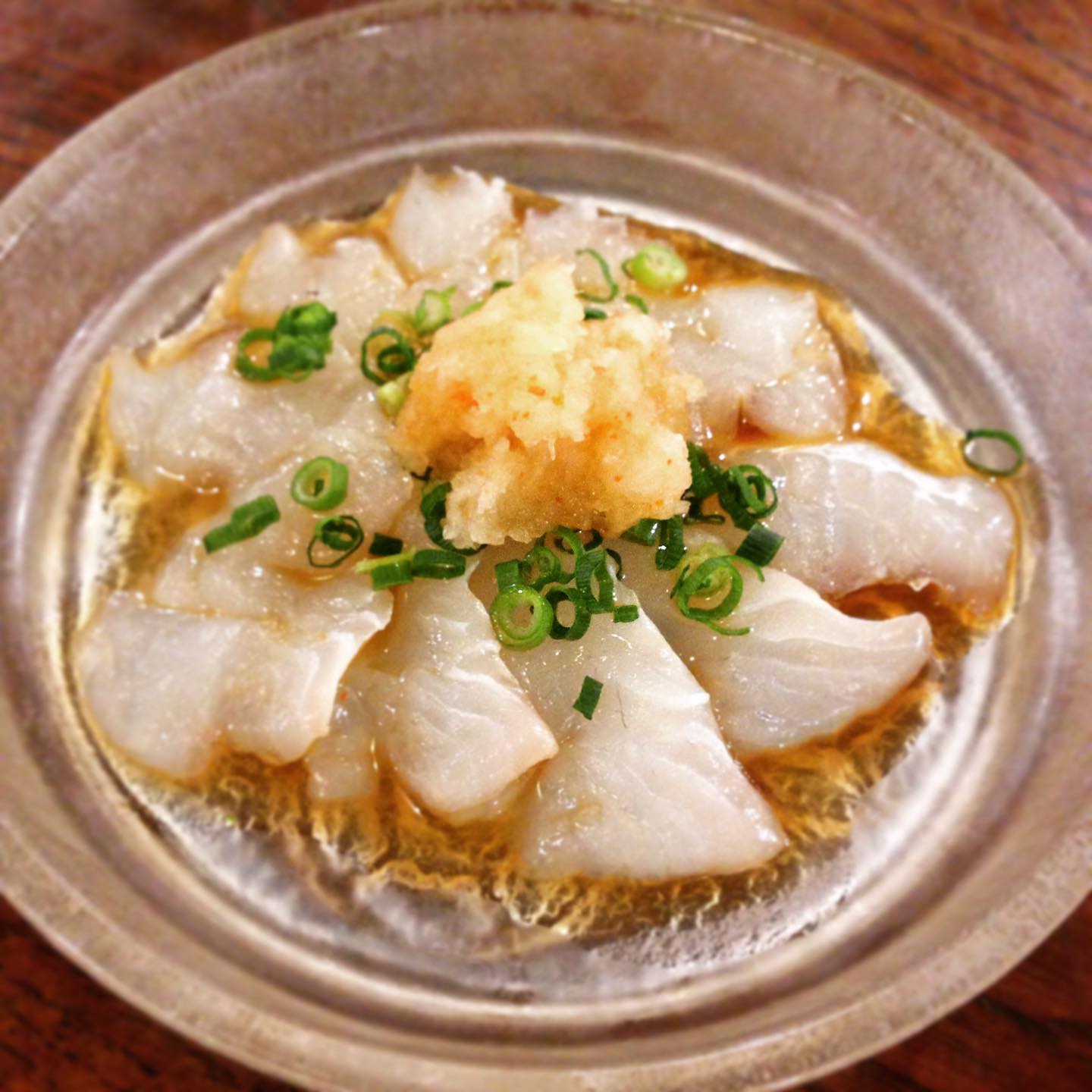 okayanの弟、あっちゃんが釣ったヒラメ。昨日店長がさばいたそうです。夜メニュー「白身魚の柚子カルパッチョ」でお出ししますね。お楽しみにどうぞ。
ちなみに写真はまかないのお刺身です。新鮮！こんなときお酒が飲めたらなぁと思いますね。。
あっちゃん、ありがとうございました。ごちそうさまです。(うめ)