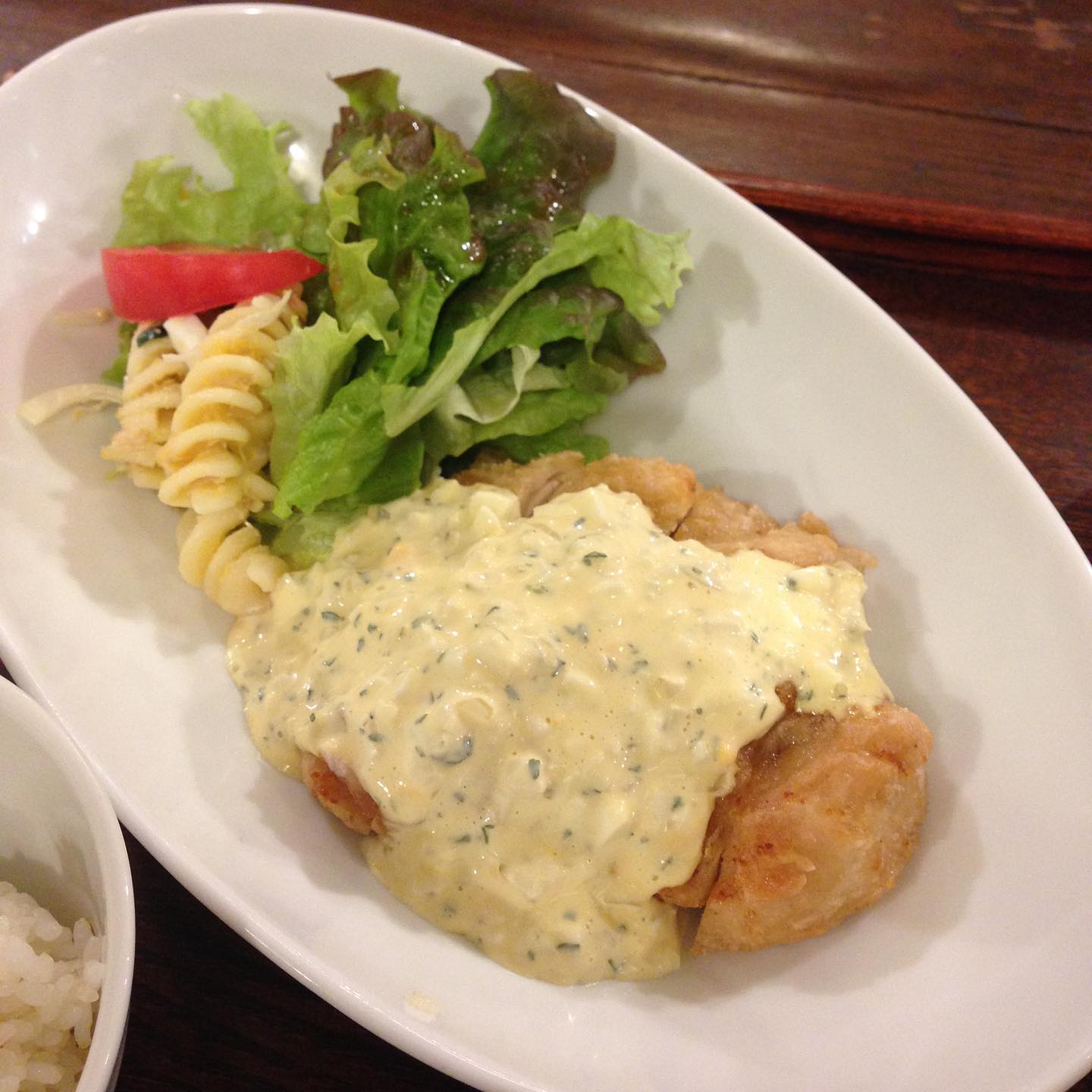 今日のまかないは「甘酢チキン タルタルソース定食」です。昨夜、ホールスタッフ4人でリトスタご飯。元気の充電完了。今日も楽しく仕事できました。(い)