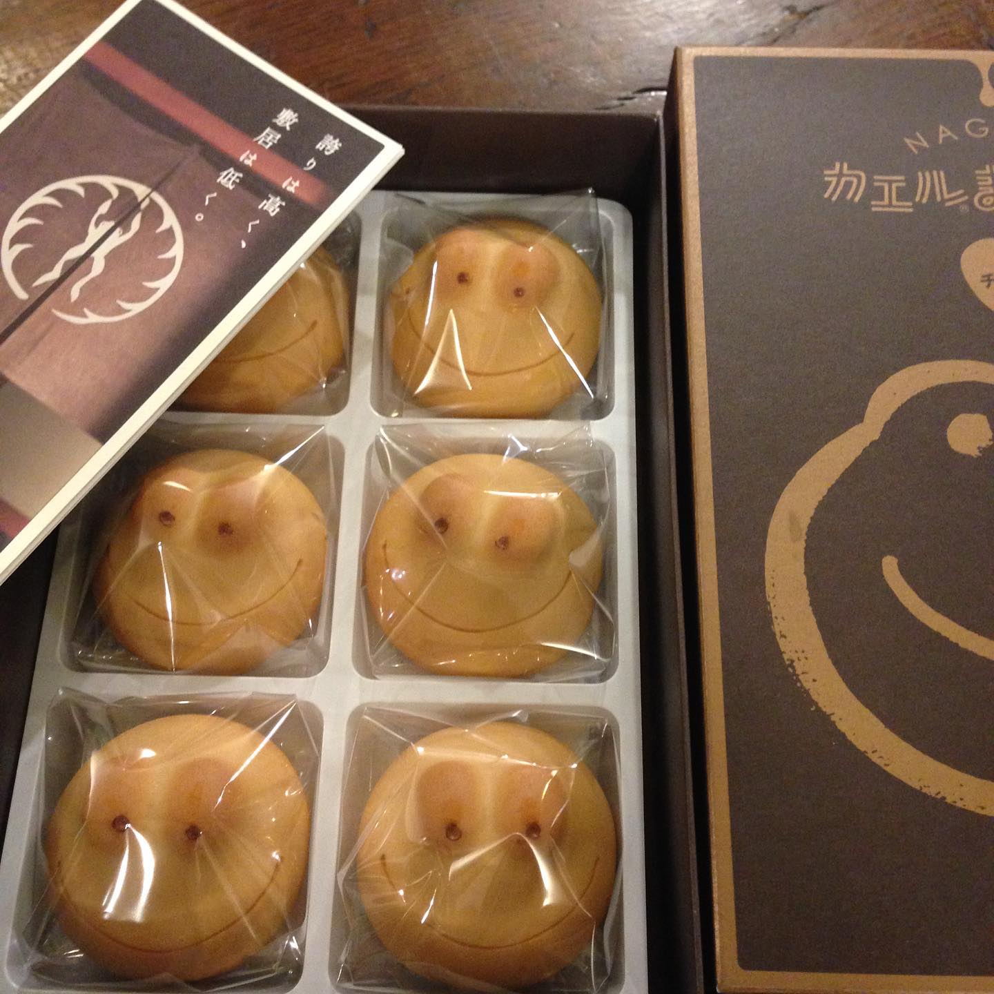 ナベさんのお土産の「カエルまんじゅう」
甘さひかえめのチョコあんでした。とってもかわいいカエルまんじゅうでした。(い)