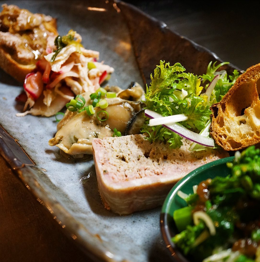 さてと今週バレンタインウィーク！と昨年に続いて今年も登場！「バレンタインちょこもり」！とラインナップはパテドカンパーニュ（ハーフ）に牡蠣のオイル漬け、クリームチーズと金時豆のディップ、菜の花のサラダ、赤かぶと鶏肉のレモンマリネ！なかなかボリューミーで盛り沢山！ちょっと奮発しすぎじゃない？と（笑）なにげにお得なちょこもりですよ！（笑）ぜひ！（お）