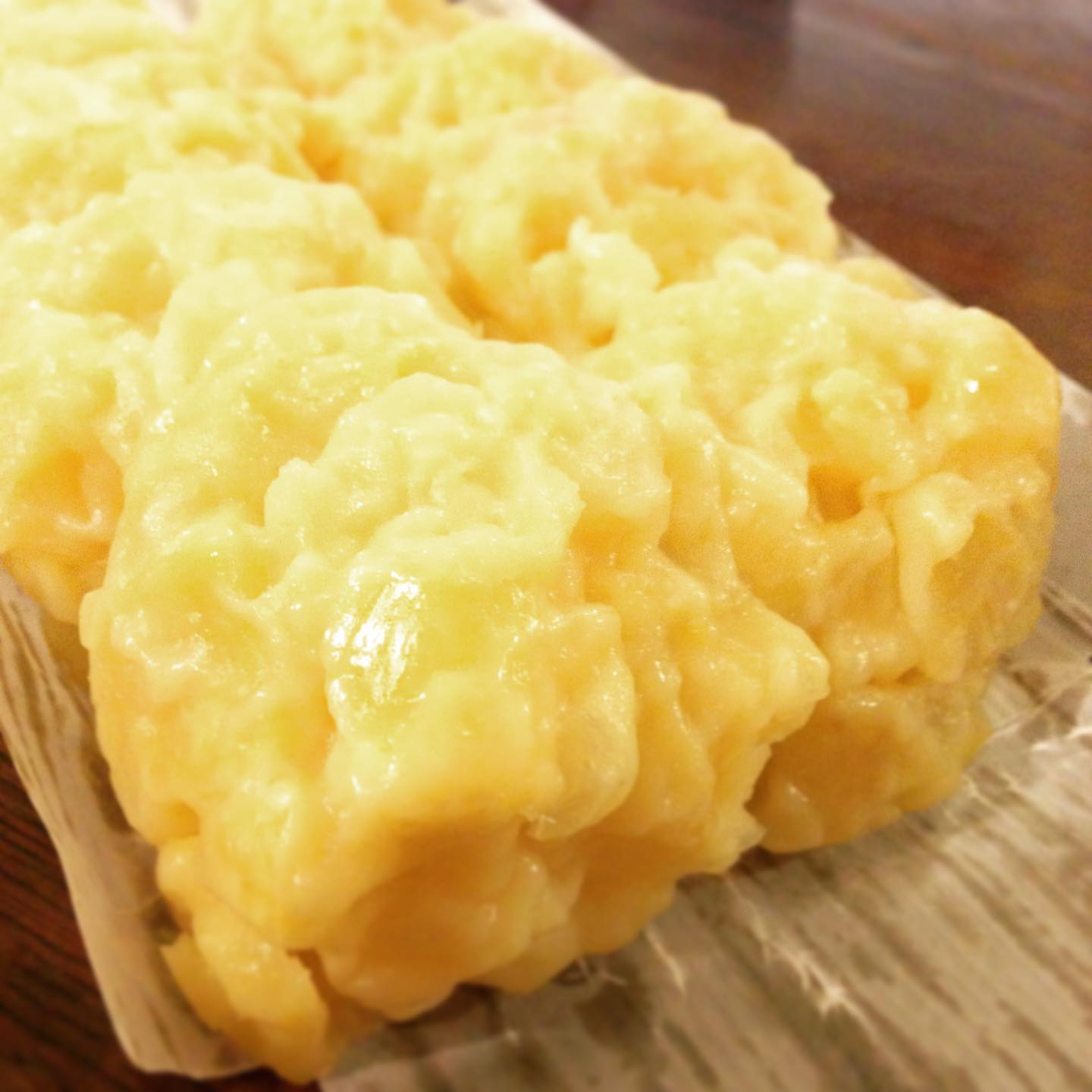 キッチンスタッフなべさんのご家族からいただきました。梅花堂さんの鬼まんじゅうです。さつまいもの優しい甘さのもっちりおまんじゅう。ホッとする美味しさでした。名古屋ではポピュラーなお菓子なんですね。なべさんに会うまで食べたことなかったです。なべさんファミリーの皆さんいつもありがとうございます。(うめ)