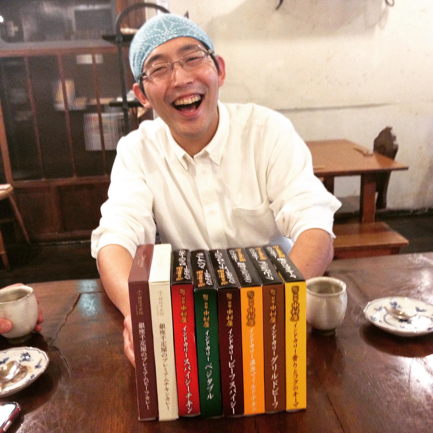 本日キッチンスタッフなべさんの誕生日です！今年はみんなが申し合わせたように食ざんまいのプレゼントでした。そしてこの笑顔です。ちなみにお祝いのケーキはなべさんがバレンタインに買ってきてくれたケーキでお祝い。今年も美味しい1年で。なべさん、おめでとう！！(うめ)