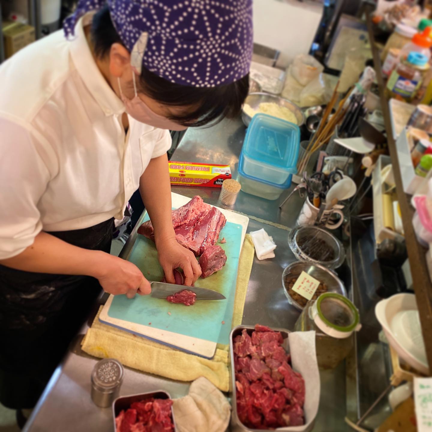 さてとGWもスタート？は昭和の日の祝日水曜日！とこんな時でも新メニュー！は「ビフカツとオニオンフライ」店長ミヤザキ下拵え中…お弁当でも単品でも！すでに売切必至？？（笑）（お）