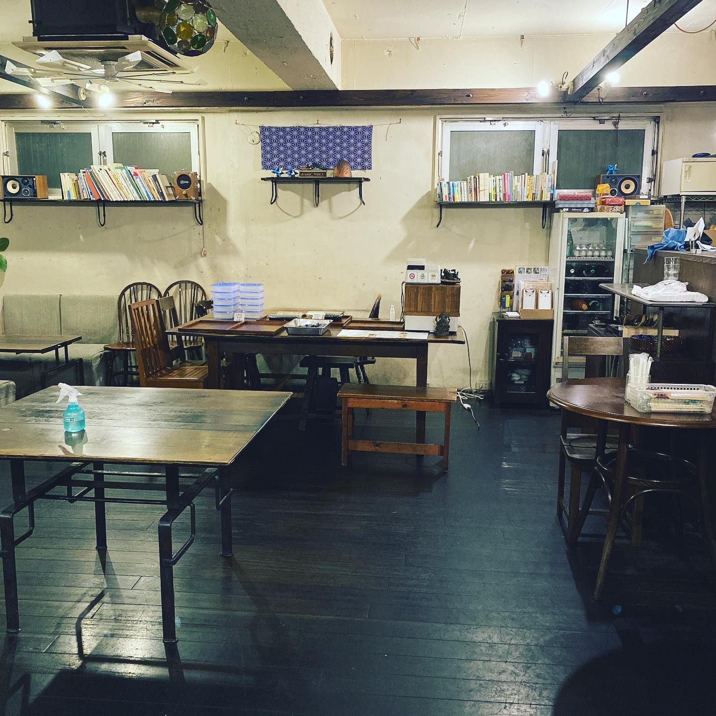 当面の間の、テイクアウトのお店…レイアウトもちょいと変えております！
入って正面壁際にレジが…！
とにかく試行錯誤しながら、やっていくしかないですね！（麻）