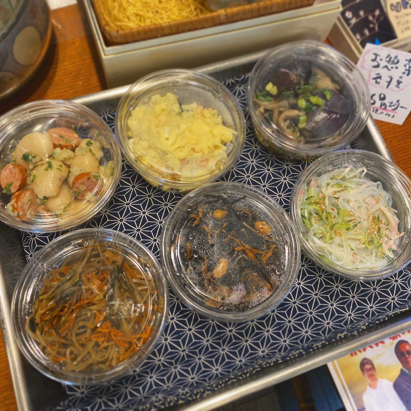 本日のレジ前お惣菜。
いんげん豆とチョリソーのマリネ、
ポテトサラダ、
茄子ときのこのマリネ、
昆布と根菜の旨味きんぴら、
ひじきの煮付け、
春雨サラダ、
です。

テイクアウトはその他ご相談ください。
カレーはルーを量り売り中！
白ごはんも200g150円にて。
トリカラは1個100円です。