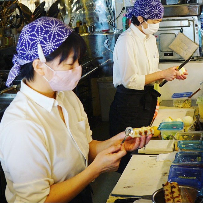 ホールスタッフのにっしーと店長ミヤザキ、動物占いは「パワフルなトラ」、趣味や嗜好もピッタリで、ワタクシからすればほぼほぼニヤリーイコール（笑）、いや、ふたりは実になかよし！（お）