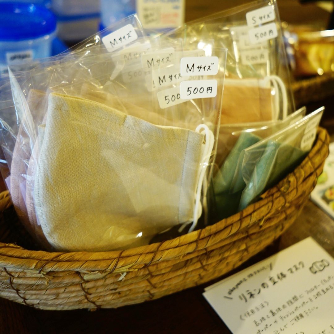 さて先日ブログにも書いたんですけど香港で考案された高性能マスクはHKマスク！当店元キッチンスタッフで縫い子のはまちゃんに作ってもらいました！外はリネン内はさらし、夏でもさらりとお使いいただければなぁと、サイズに色とちょこちょこ入荷もすると思いますので、夏のマスクよろしければぜひ！（お）