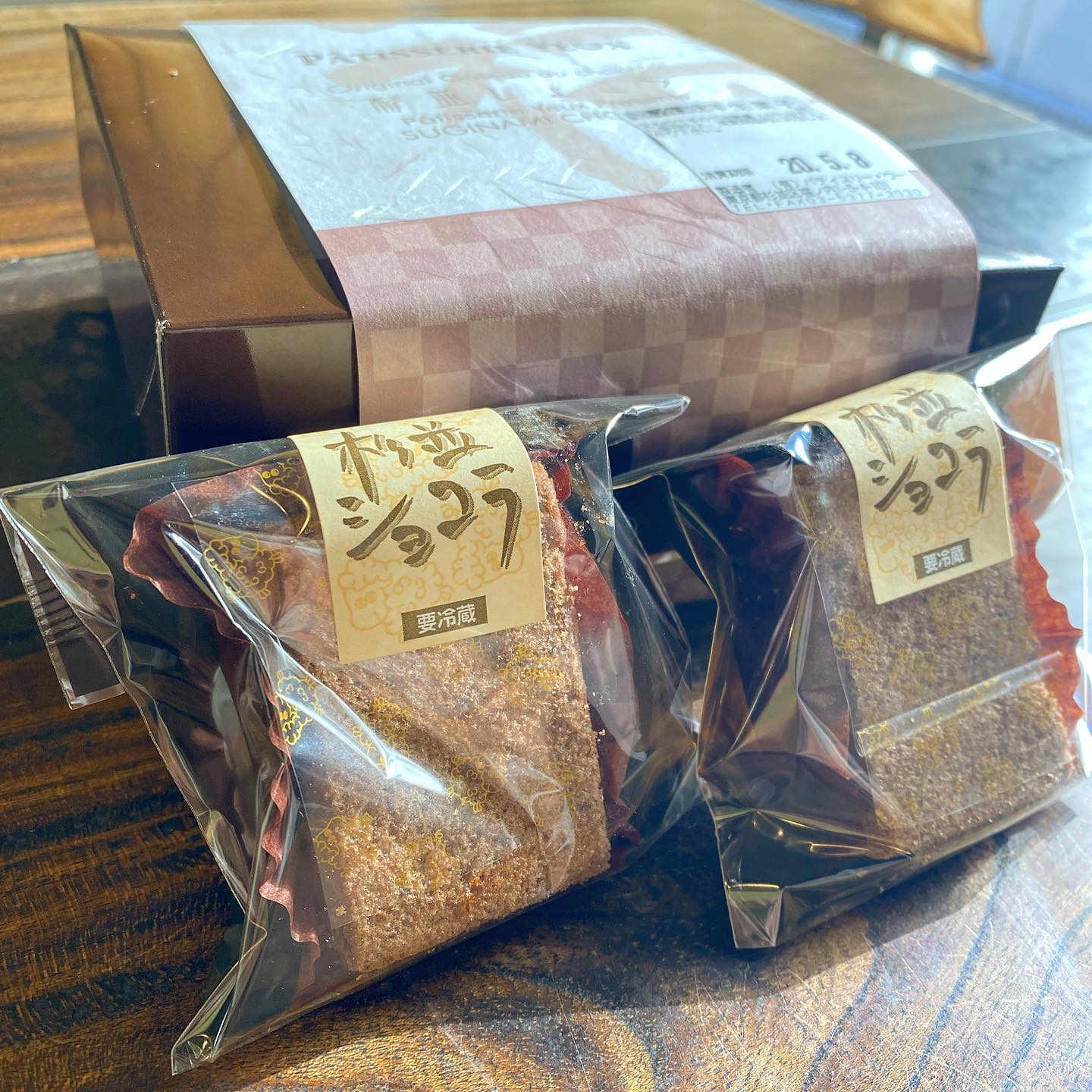 そして連日のいただきものオヤツ、ありがとうございます杉並しょこら、パティスリー・ウーさん。優しくてしっとりして美味しいイシグリさん、ありがとうございました！リモート飲み会はうまくいきましたかね？？（麻）