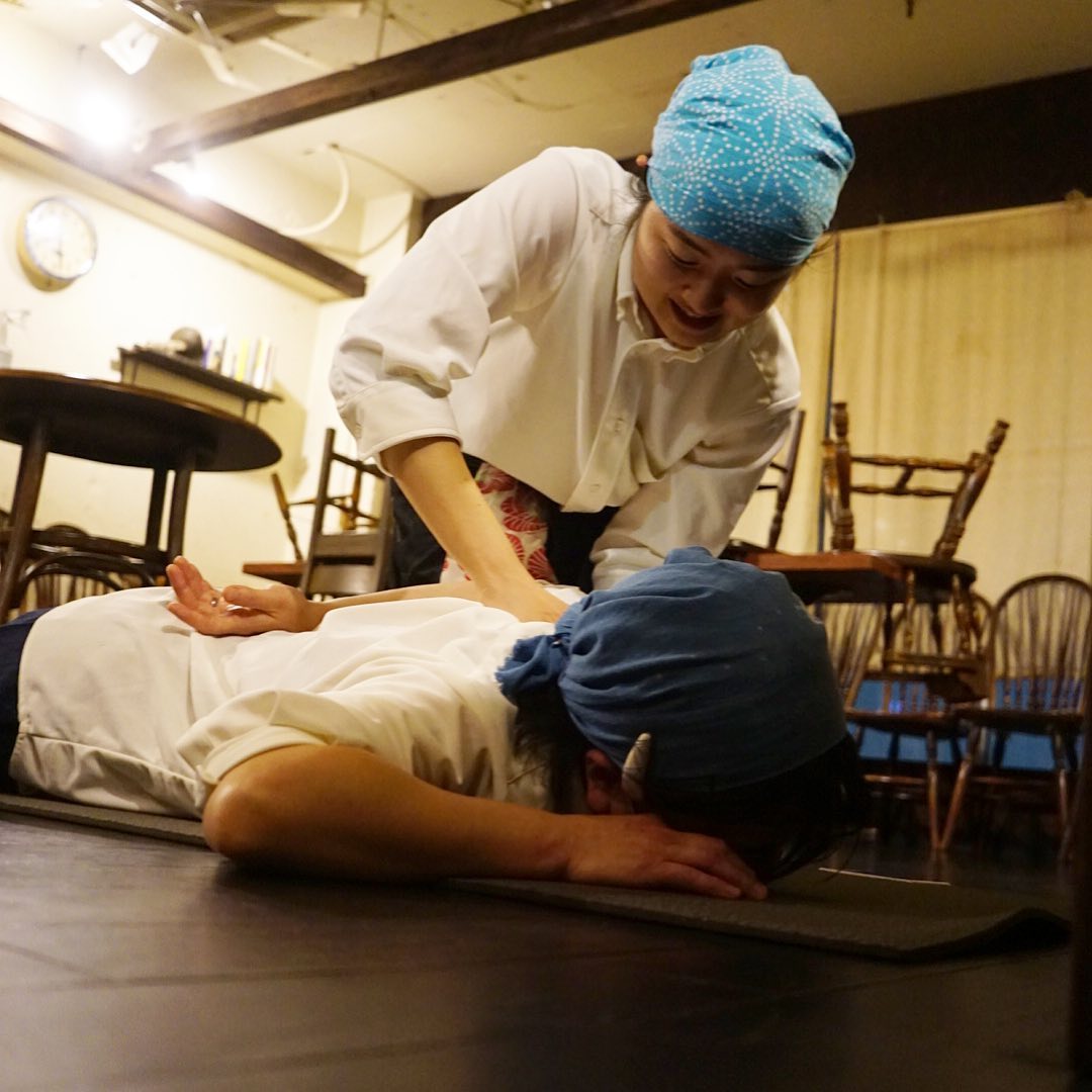 閉店後は店長ミヤザキ、ややギックリ背中ということでキッチンスタッフぐらによります施術は題して「肩甲骨剥がし」！店長ってなんだかすごそうな技みたいよ！（笑）これぞ師弟愛！？がんばって！（お）