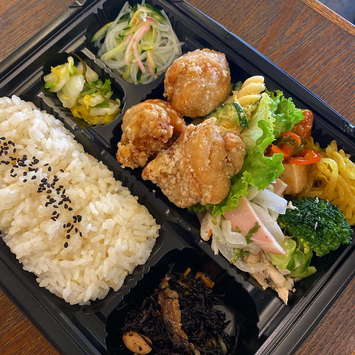 トリカラちょこもり最強説
店長ミヤザキ的には、トリカラは毎日食べても飽きないオカズです。実際、高校生の時、母の作るお弁当に毎日入っていました。そこに栄養バランスとボリュームをプラスしたトリカラちょこもりは、リトスタのド定番、ふだん着のごちそうを形にしたらこうなるよ！ってところな気がします。
夜もごちそうちょこもりやってますが、トリカラと惣菜ちょこちょこの「トリカラちょこもり」は普段の夜ごはんにぴったりかと思います。