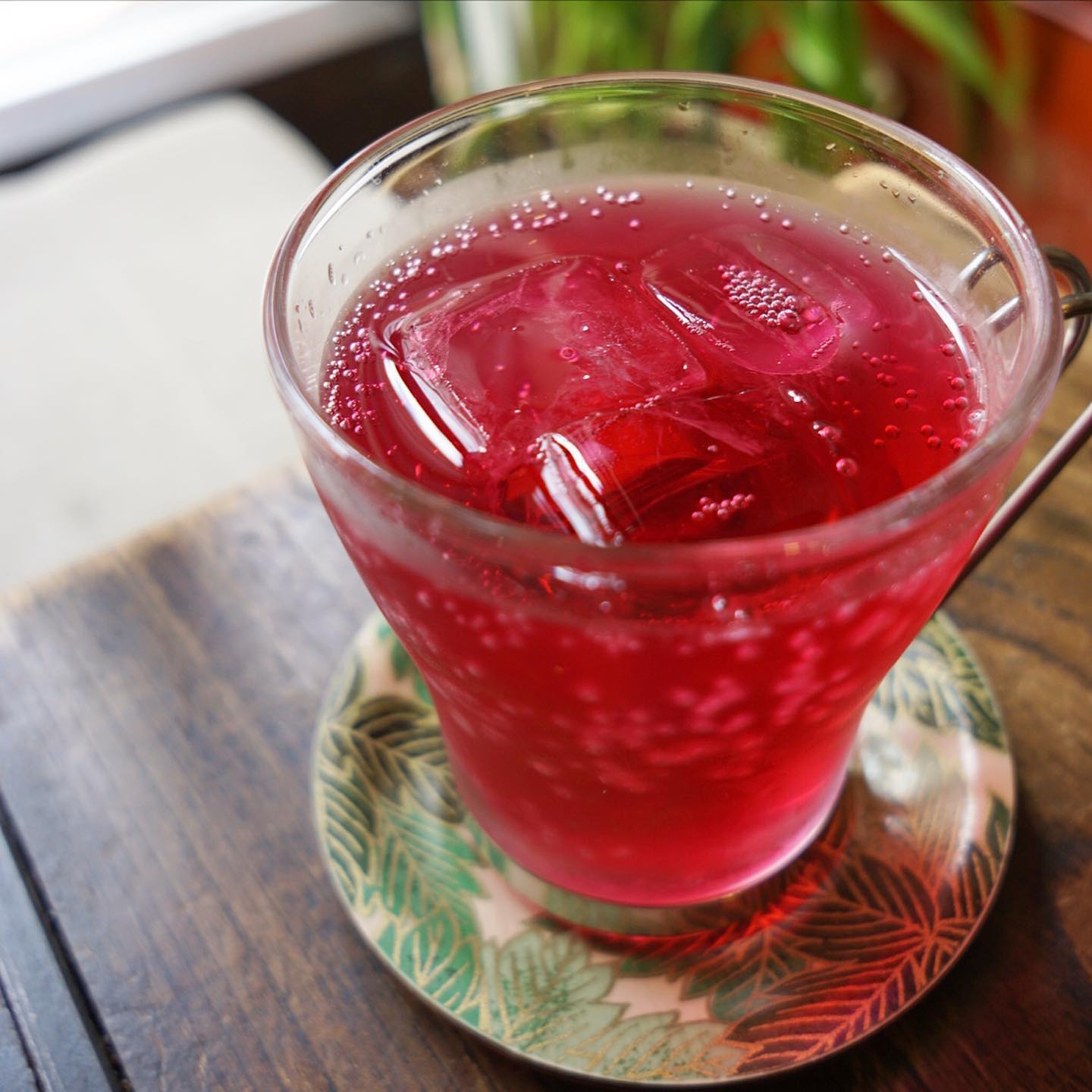 さてと当店的にもすこーしずつ店内飲食営業に向けて小さな前進もと、まずは今週は「待ってる間に⁈ちょっとのみ。」とどれでも350円！目玉はやっぱり「自家製赤しそジュース」！水割りで、さっぱりソーダ割で！梅雨の季節は元気でいこう！（お）