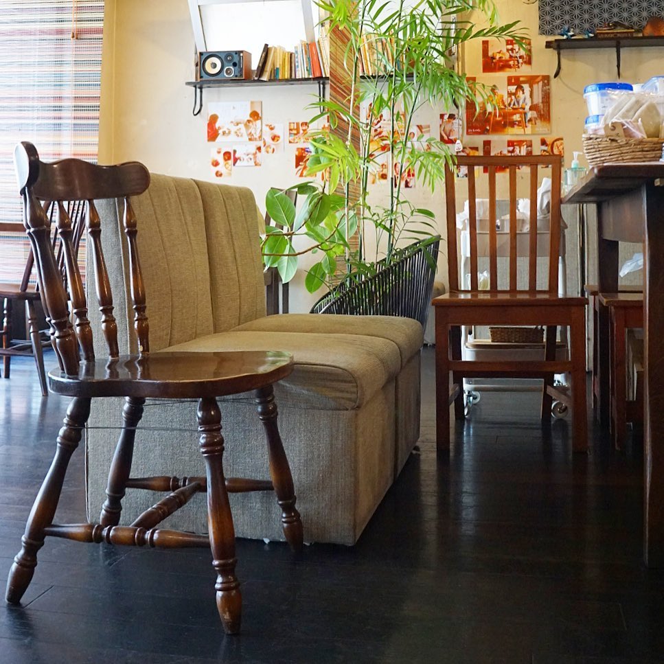 さらに来月から夜も店内飲食営業再開に向けてレイアウト変更などなどあれこれ準備中の当店ですが、それに伴いましてお持ち帰りのお客さんにお待ちいただくスペースがお店中央レジ脇大テーブルのソファのみとなっておりまして、ソーシャルディスタンスを考えますと、実質おひと組さましかお待ちいただけないような状況になっております（申し訳ございません）。 お店がのんびりならどのお席でお待ちいただいてもけっこうなのですが、これからは店内営業との兼ね合いですぐにご用意が出来ない、長くお待たせする場合もあるかと思いますので、これを機会に … 
お持ち帰りはお電話でのご予約

をお願いしたいと思いますと…ま、実際今現在もほとんどがご予約だったりするわけですが、えぇ、何卒よろしくお願いいたします（お）