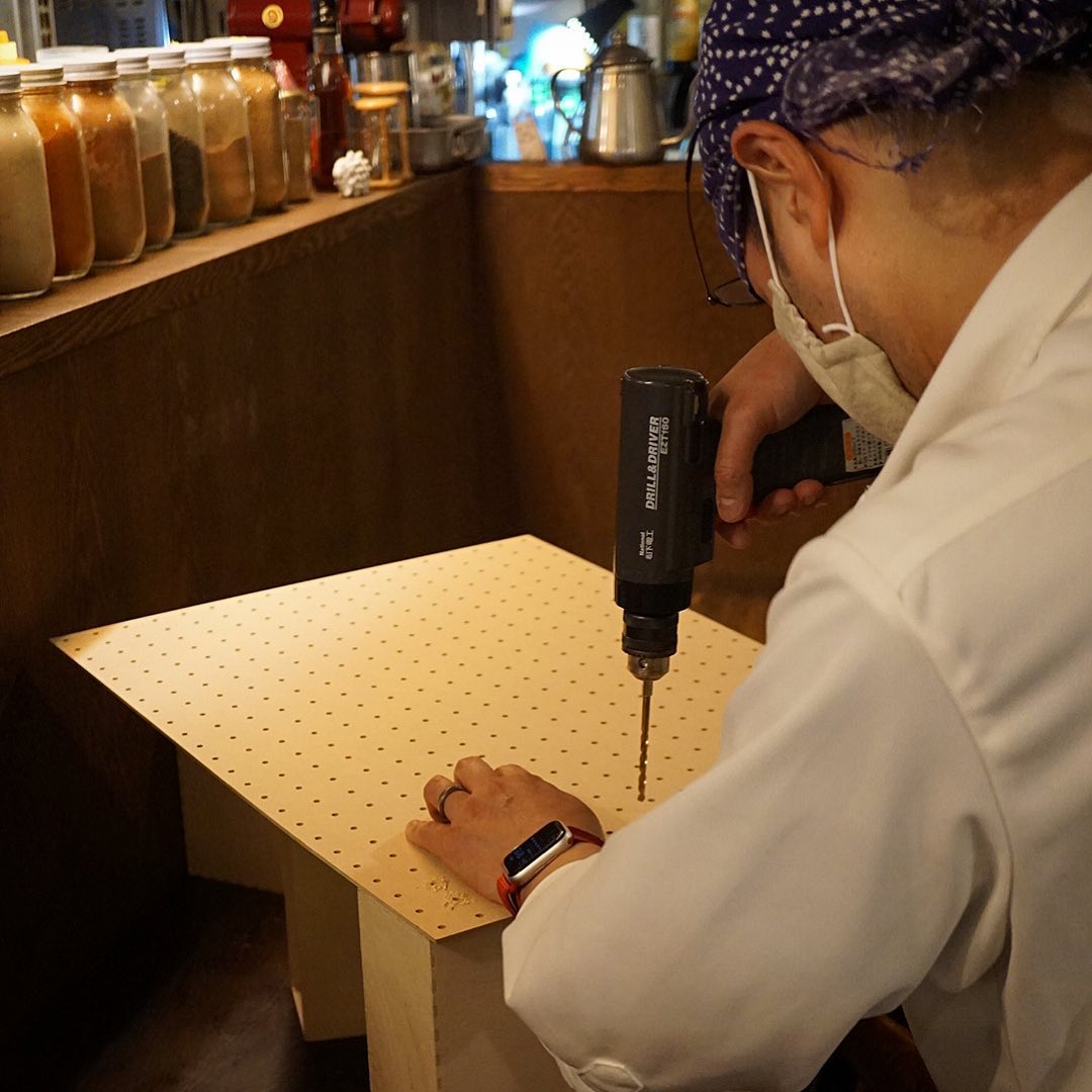 あぁ、夜はなんだかのんびりよと（苦笑）ワタクシ小さな時間でカウンターパーテーションの修正をと、えぇ、まさにコレが日曜大工と（笑）おあとがよろしいようで（お）