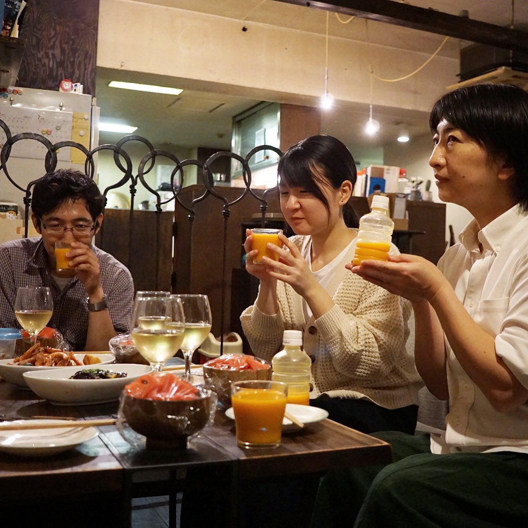 と、そんないただきもののワインもすっかり準備が整いながら、いやいやその前にスタッフぐらから差し入れのフツカヨイにならないとっておきのフルーツ&野菜ジュース（ウコン入り！）から！と日曜仕事上がり、たまにはみんなでソファでさと（笑）（お）