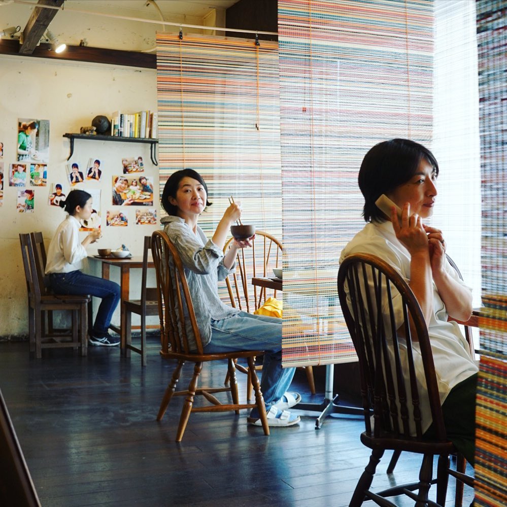 あー、イートイン初日はホントまた全然新しいお店だよ！と（苦笑）てんやわんやのテンテコマイで、ご来店にお電話のお客さんには大変ご迷惑をおかけしました…ま、しかし単にお客さんがここでごはんをたべて下さるだけで、なんだかほんとにうれしいものだよなと…ソーシャルディスタンスもこんな感じで実に南国！（笑）（お）