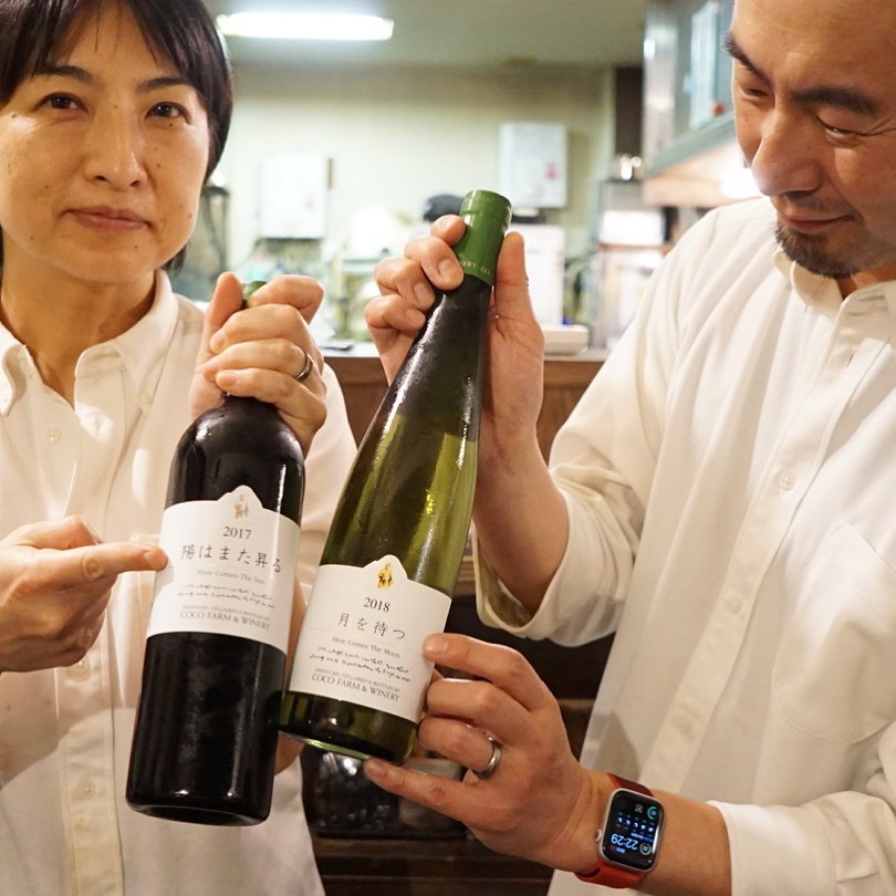 遅ればせながら〜とおなじみのお客さんに6月は迎えた16周年のお祝いにいただいたのはワタクシドモオーナー夫婦ユニット「月と太陽」にちなんだ名前のすてきなワイン！…って、そんなとこにまで気にかけていただいてホントにありがとうございます！チョーうれしい！（笑）（お）