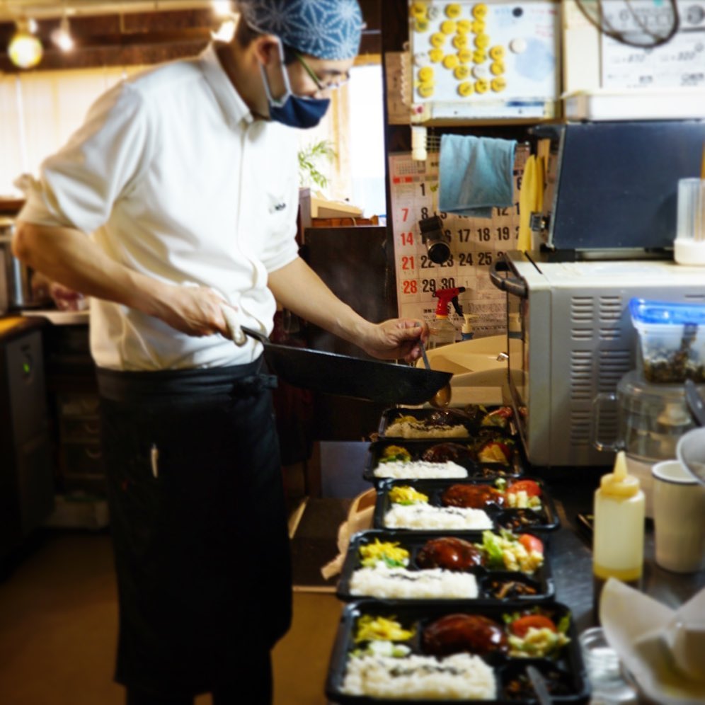 夜の部しょっぱなご予約ご注文はご家族のお弁当はハンバーグ弁当7つ！と、いや、実に仲良しなご家族ですね！と、ナベさんが並べて盛り付けは、並び切らなくてあと2つは別のトコっ！（笑）（お）