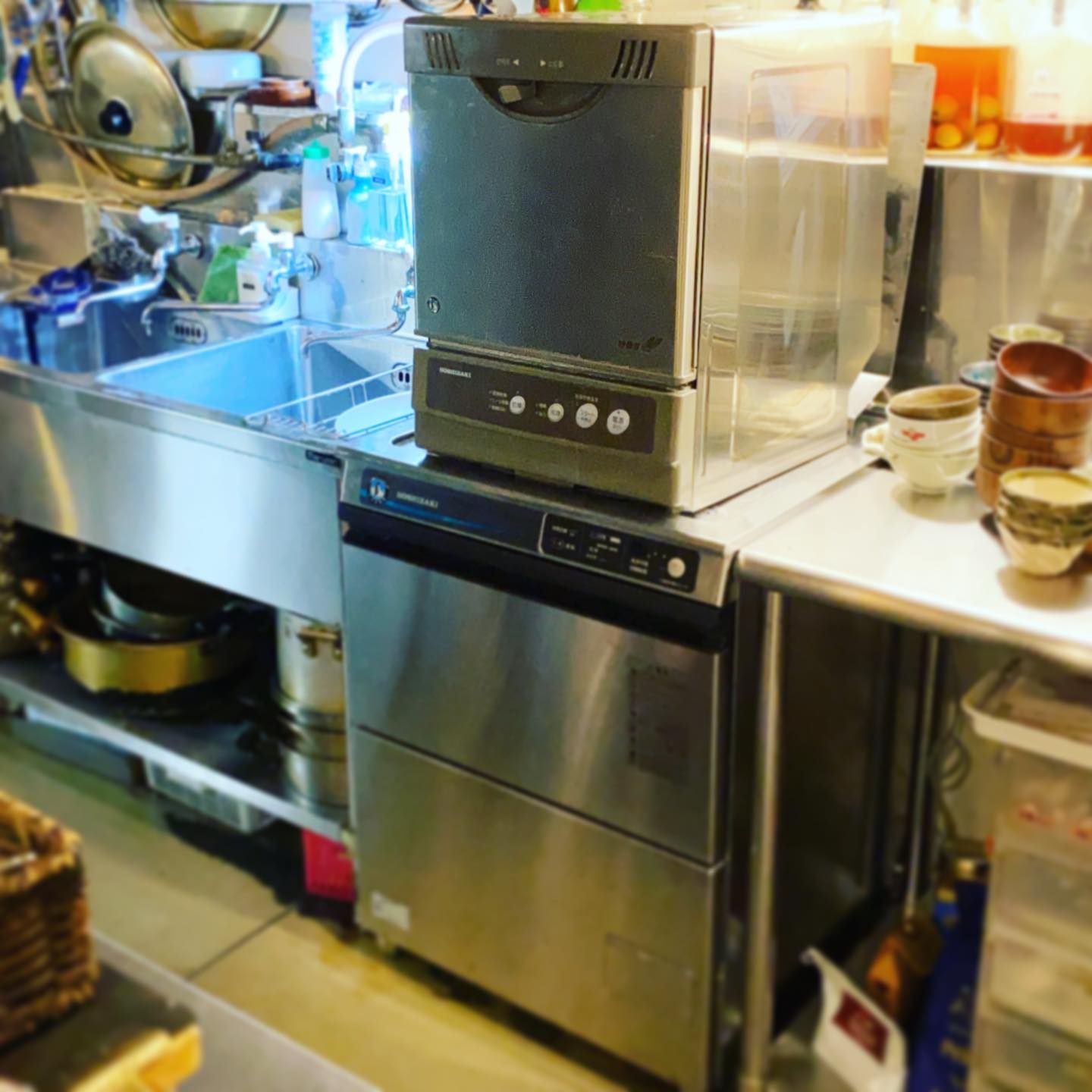 あぁ、こんなことは滅多にないよ！と、ホシザキの業務用食洗機のその上に同じくホシザキの家庭用食洗機…食洗機オンザ食洗機！（笑）この連休で業務用を買ってきたはいいが設置間に合わずで、壊れかけの我らが愛機JW-12a！もうひと頑張りお願いしております！タノム！（お）