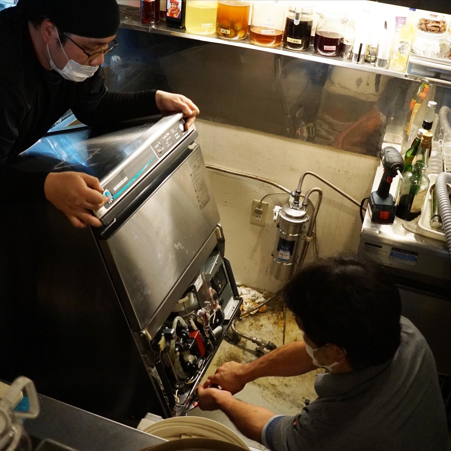 ああ、とうとう業務用食洗機が付きました！と、いや、排水の勾配のために20cmも足を長くして嵩上げし、ガス湯沸かし器からの給水、さらに賄いをたべている間に洗剤濃度と調整も済み…なにげにサクサクいくかと思いきや、最後にワタクシの出番が待ってたよ！と、いや、排水口が詰まってて排水が通りませんと…って設置にいらしたみなさんはもちろん配管業者ではありませんから、いや！それならワタクシがやりましょう！ありがとうございました！とみなさんお帰りの後、浄水器の奥の排水口…高圧洗浄機では水が溢れて手も足も出ず、それなら昔ながらの先っちょバネの詰り通しをグイグイ突っ込んで…あれ？通った？とそのあとトドメの洗浄機でサックリ洗い流して、ヤッタネ！通った！と、いや、やるときゃやる男だよ！と最後の見せ場もなんとかカッコついてホントにヨカッタお疲れさん（苦笑）（お）