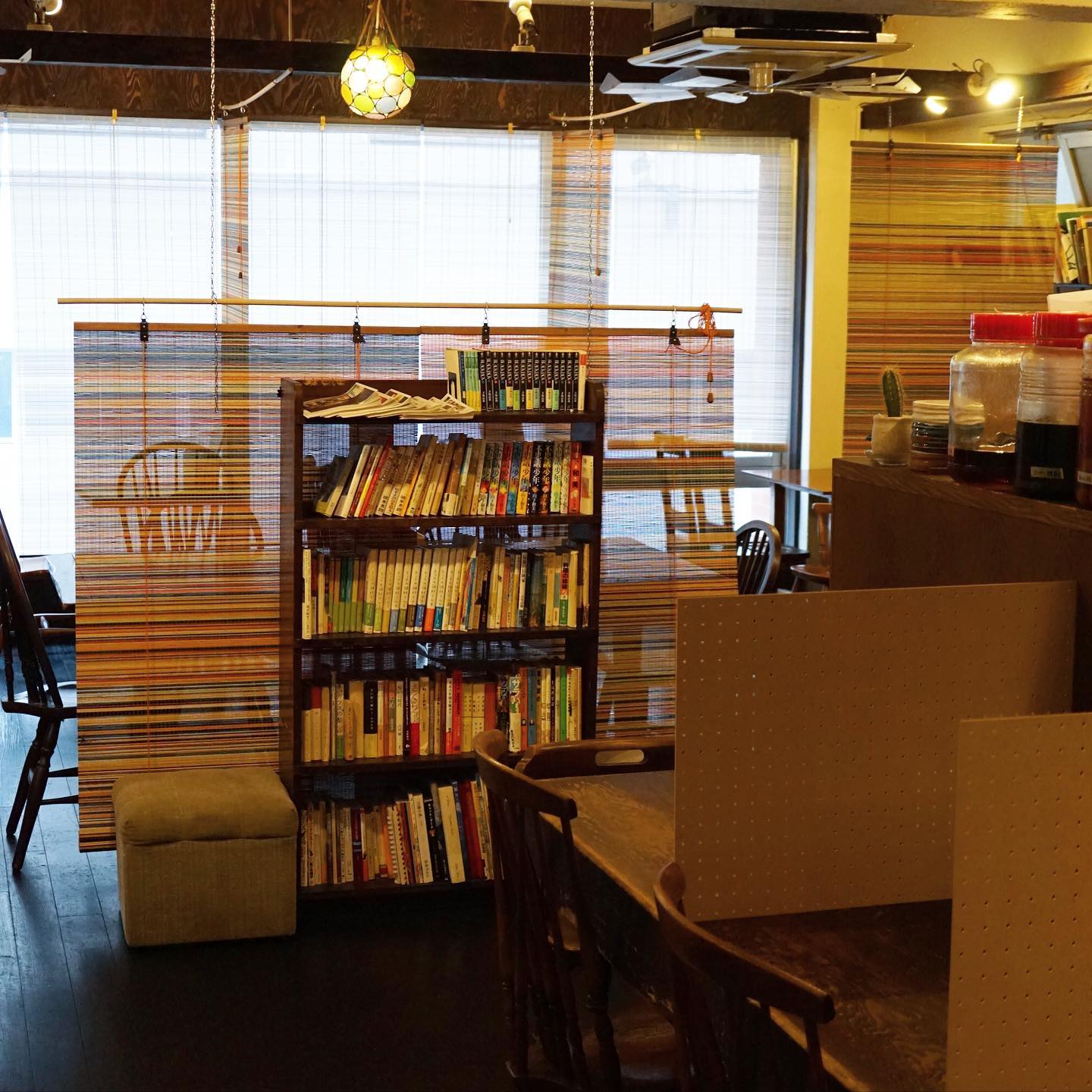 さて、シン・リトスタの雰囲気をお伝えしようと何枚か写真を撮ってみましたけど、なかなか上手く撮れませんねえ。ディスタンスを取ったために、席同士の感覚と雰囲気が一つのファインダー内に入らないんですよ！つまり良いディスタンスなのだとご理解いただければ…！お持ち帰り専門待合スペースは無くなりましたが、小さなソファはありますし、ご自由に読んでいただける本棚はわかりやすく中央に配置してます。
安心してあったかいごはんを食べていただくために、これがシン・リトスタ・レイアウトですよー。もちろんお持ち帰りもご予約お待ちしております！（麻）