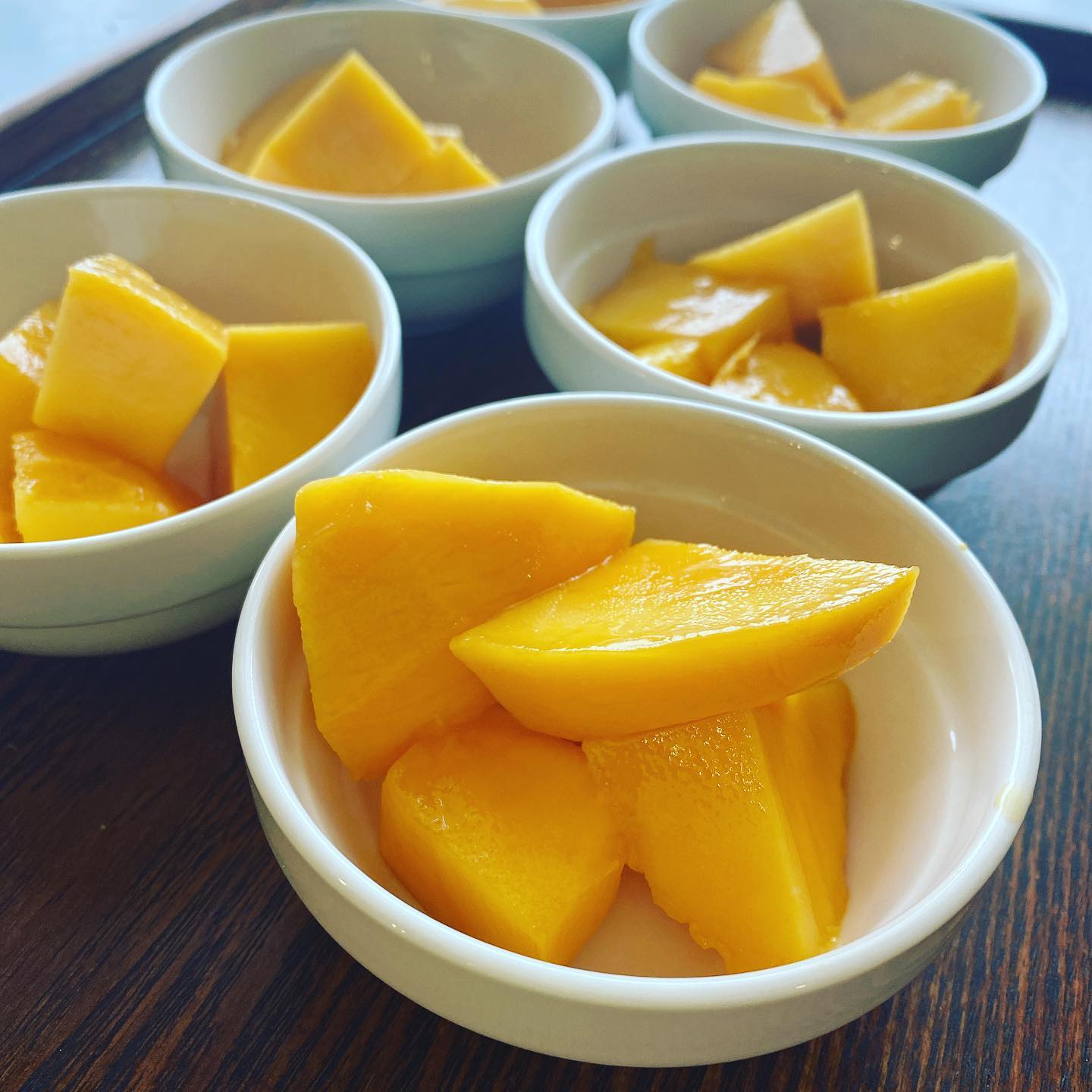 お客様がご旅行のお土産にと下さった、な、な、なんと宮古島マンゴー！！なんて贅沢なお土産でしょうか…ありがたくいただきました！本当に美味しい！子供の頃はこの風味が苦手だったな、と言ったら子供の頃マンゴーなんて食べる機会ありました？と言われました。父がお土産に買ってきたんじゃなかったかな、旅行の。今から30年前くらいの思い出かな？もうちょい前かな。
ともかく、M田さんありがとうございました〜！（麻）