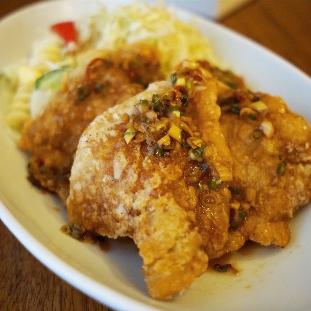 さてと4連休最終日はのんびりスタート日曜の夜！ランチでも人気でした「豚のから揚げ・中華香味だれ」！もメニューイン！ワタクシもお先に賄いでいただきましたが、えぇ、みなさんもよろしかったら今夜連休の〆にぜひ！（笑）（お）