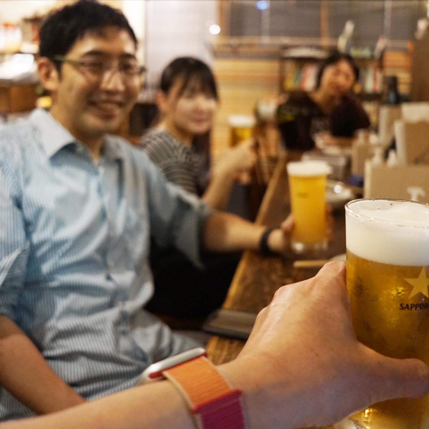 やれやれ今週末は4連休、そんなに忙しかった訳でもなかったけど、それはそれなりにやっぱり疲れるものですねと、パチリと撮った写真が自分の手にピンが合っちゃった（苦笑）。
ま、明日からの当店連休を前に残りものだけど結構豪華な？おつまみがうれしい日曜夜の仕事上がりであります、いや、今週もありがとうございました！（お）