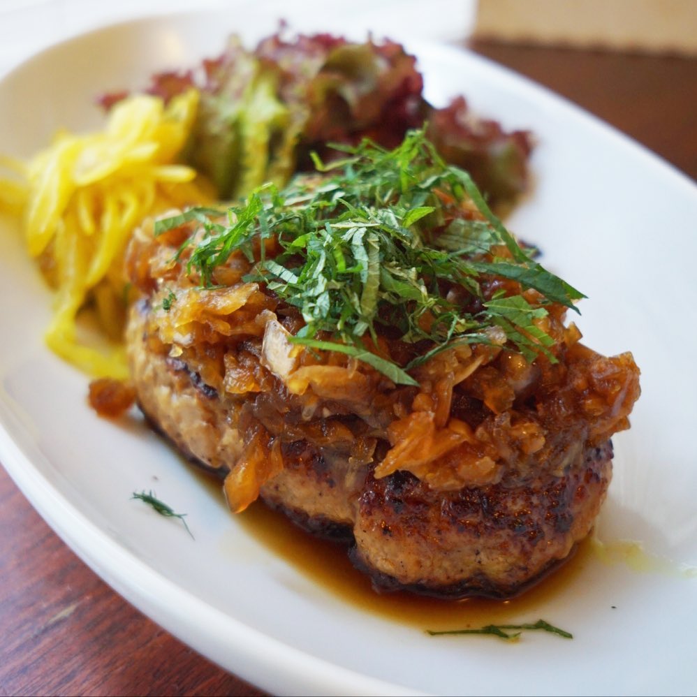 さてとワタクシ今日の昼賄いはさっぱり「ハンバーグ・たまねぎしょうゆ」！って、夏はトマトのハンバーグがあるので、出番はなくて時々賄いに出るくらいだけど、血液どろどろのワタクシにはホントにうってつけのメニューなのだっ！（苦笑）ちなみに当店お盆休み振替連休直前の今夜はハンバーグは売切御礼！よろしくお願いします（お）