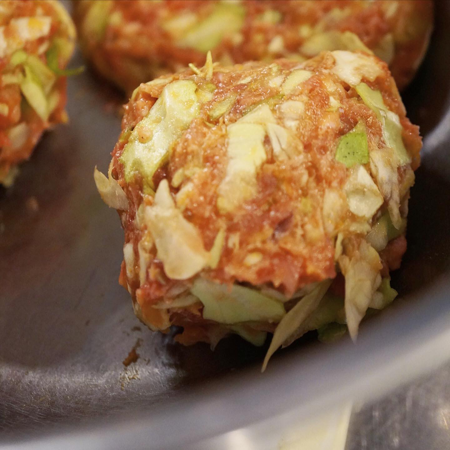 あれれ？ひき肉あんにキャベツですか？と、新作メンチはそのままズバリの「キャベツメンチカツ」！（笑）いや、たっぷりキャベツがざくざく食感！これが思いがけずふんわりライト！この暑さでもさくさくたべられちゃいますよ！お先に試食ゴチでした！（笑）（お）