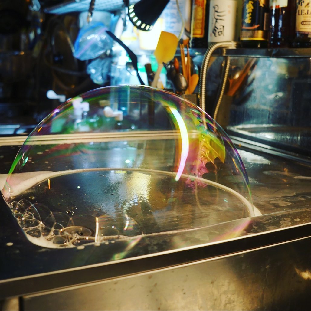 新しい業務用食洗機を回していると、時々のその上の排水口からシャボンのドームがふわりとふくらんで来たりして…なんとなくうれしくなっちゃったりするんですけど…って、いや、夏だしさ（笑…意味なし）（お）
