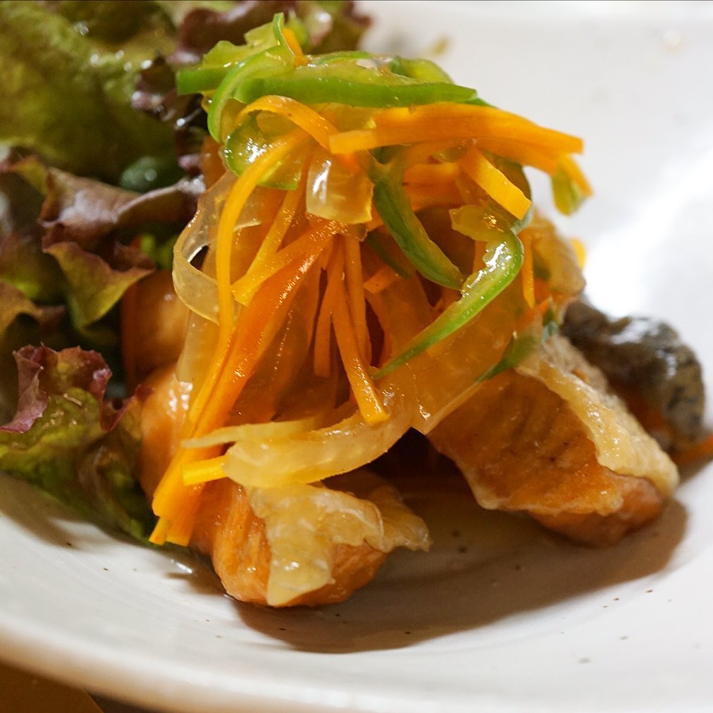 さてとようやく夏の激しさも落ち着いて…でも夏の疲れが出る頃よと、ここはさっぱり酢がイイネ！と「秋鮭の南蛮漬」がおススメであります、ハイ（お）