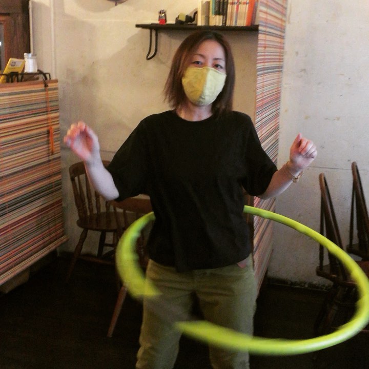 いのっち先生のフラフープ教室始まりました。先生いとも簡単に回してますが、こんな可愛らしく回せません！！店長は既に回せるようになってきました。これでもすっごく楽しいです。回してる表情が面白くて爆笑時間でした。はまりそうです(うめ)