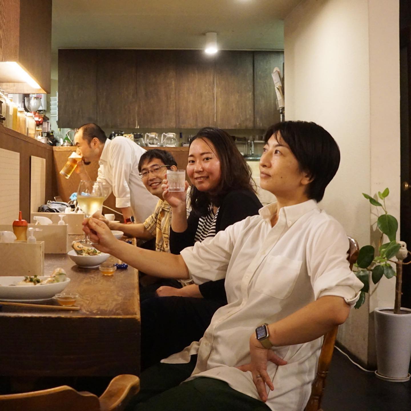 さてと日曜夜は大学生スタッフのミウちゃんの指定席ですが、昨夜はお休みピンチヒッターはモリコ！と、テキパキ片付けで一週間お疲れさんの乾杯ですよ！残りもののおつまみもちょっと豪華？でさらにイイネ！（笑）（お）