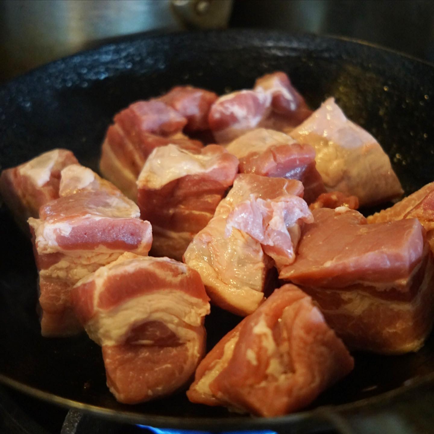 やっぱりカタマリお肉をじゅうっと焼くのはイイネ！と（笑）こんがり焼き目をつけて旨味を閉じ込めたら、アクを取りつつ下茹ではシナモン棒が隠し味…味付け甘辛はお砂糖にナムプラー、醤油ににんにくも入れて、ざっくり厚揚げをあわせて煮込んだらベトナム風角煮の出来上がりっ！もちろん半熟玉子を添えて！ぜひっ！（お）