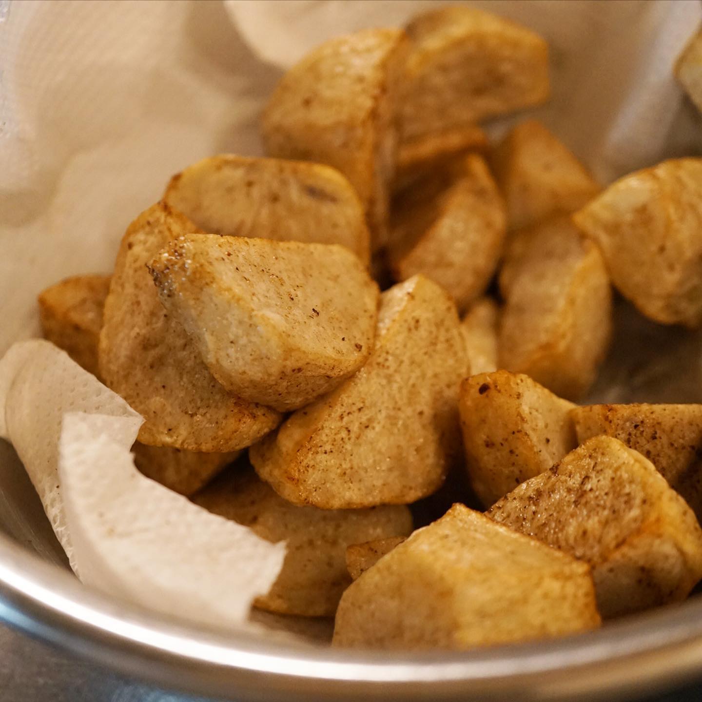さてと秋の味覚は里芋！和風はもちろんいいけれど、グラタンなんかもまたいいじゃん！と、下味つけてさっくり揚げた里芋はミートソースと合わせたら、上から長ねぎの入ったホワイトソース！ダブルのソースでチーズで焼いて出来上がりっ！（お）